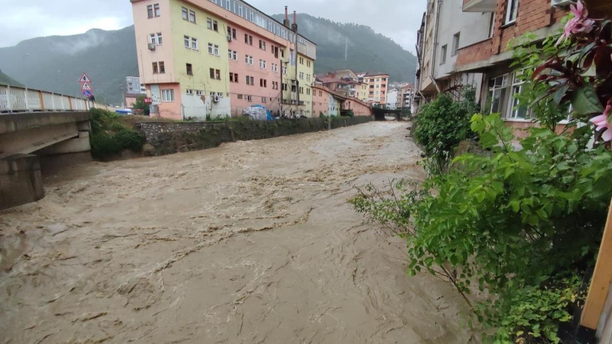 Karabk'te dereler tat, tarm alanlar zarar grd