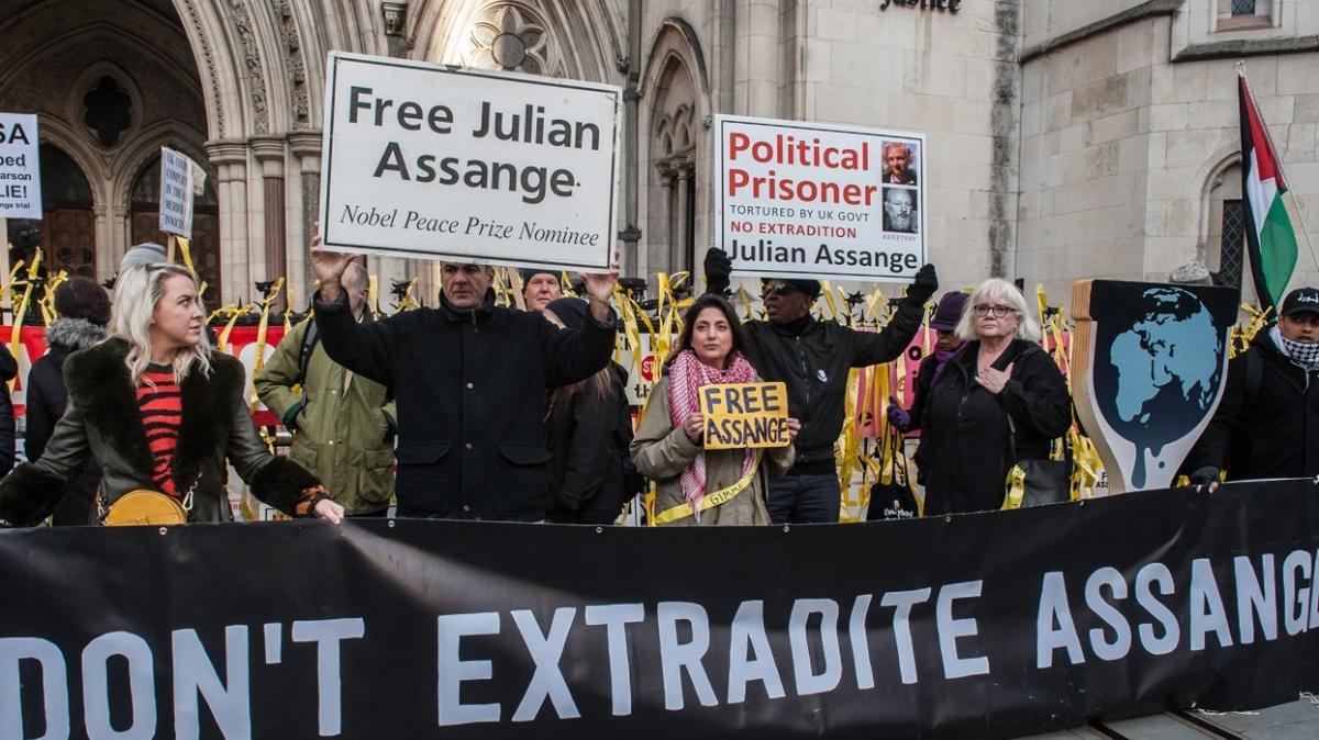 ngiltere'de Assange protestosu