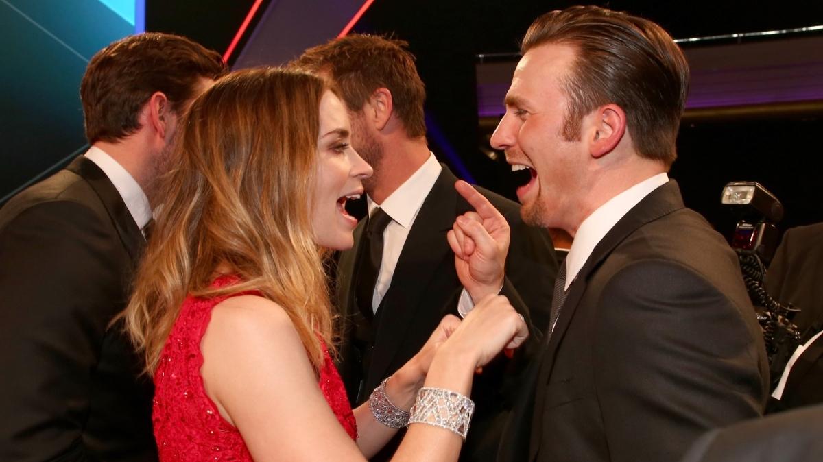 Pain Hustlers Chris Evans Emily Blunt Netflix su dramas fotoraflar resimleri