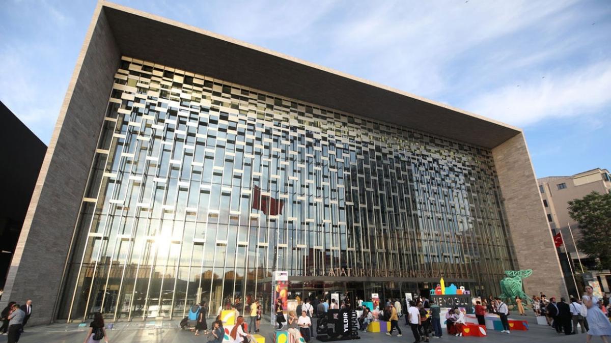 AKM heykelini aryor! Taksim Meydan'na bakacak