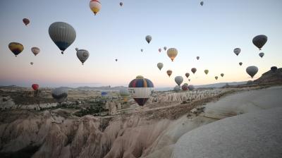 Kapadokya'da turistler hem yerin altn hem stn kefe kyor