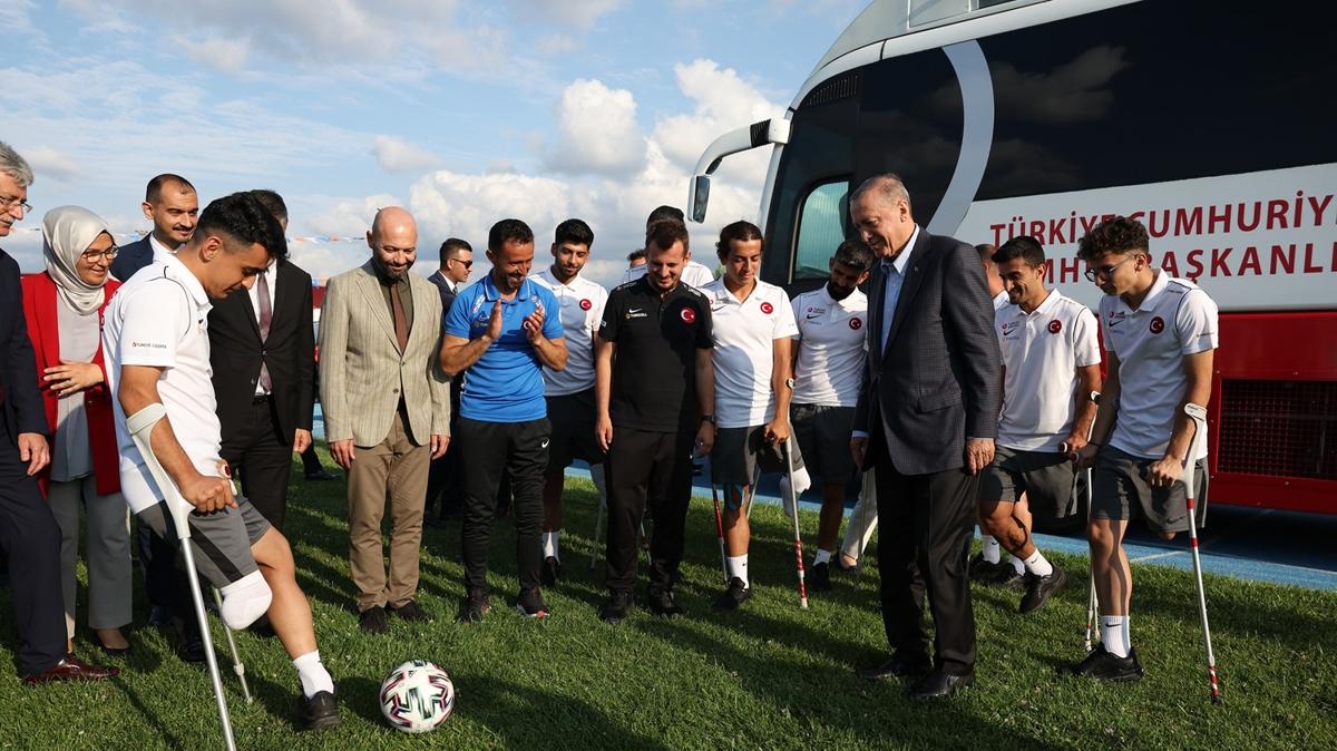 Bakan Erdoan, Ampute Milli Futbol Takmn ziyaret etti