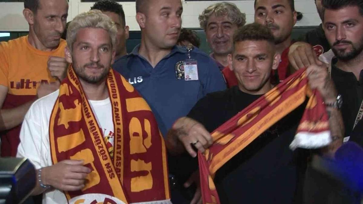 Galatasarayl taraftarlardan Lucas Torreira ve Dries Mertens'e cokulu karlama