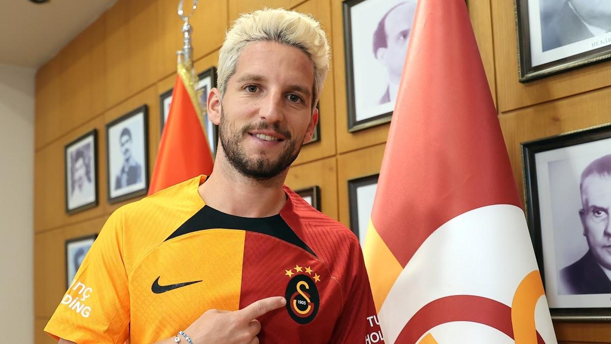 Galatasaray Dries Mertens transferini resmen aklad! Belikal yldzla 1+1 yllk szleme imzaland