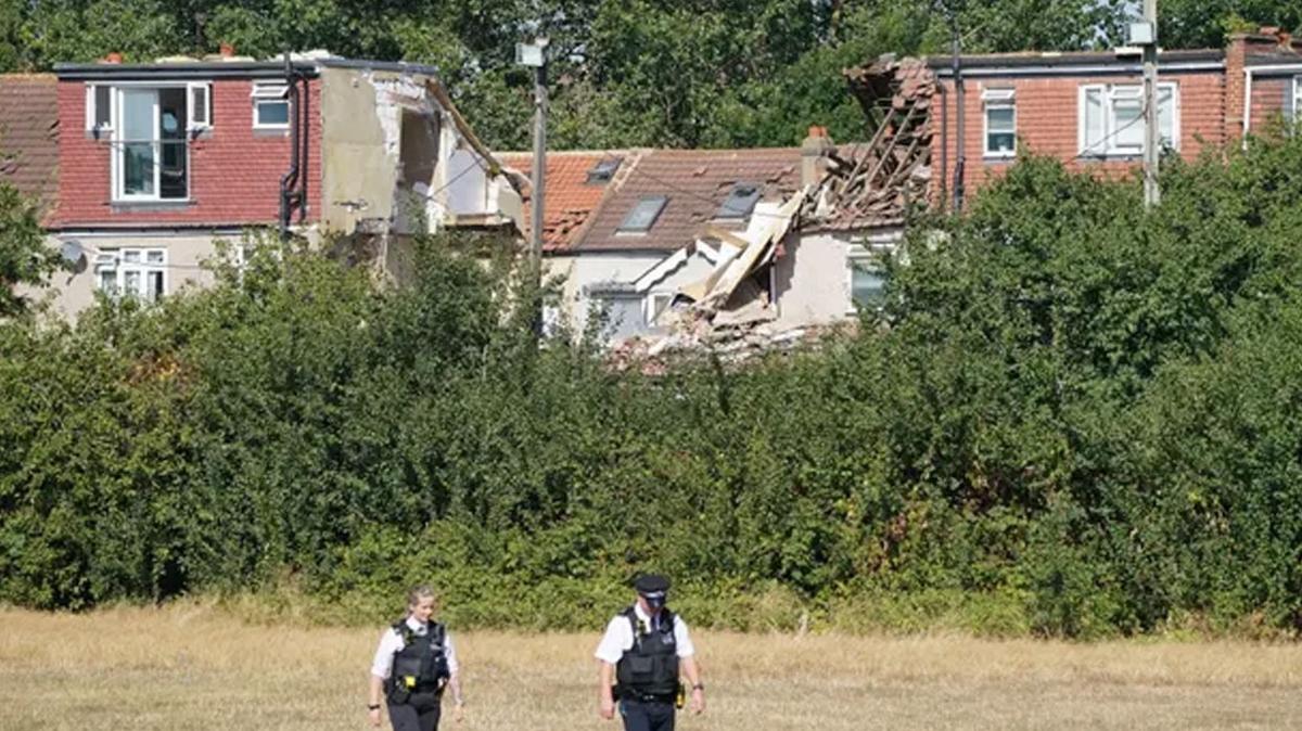 Londra'da bir evde patlama meydana geldi