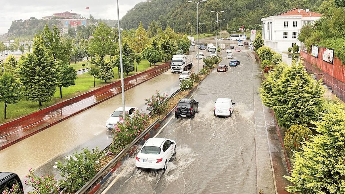 stanbul'da beklenirken, Bat Karadeniz'i vurdu iddetli saanak 50 km at