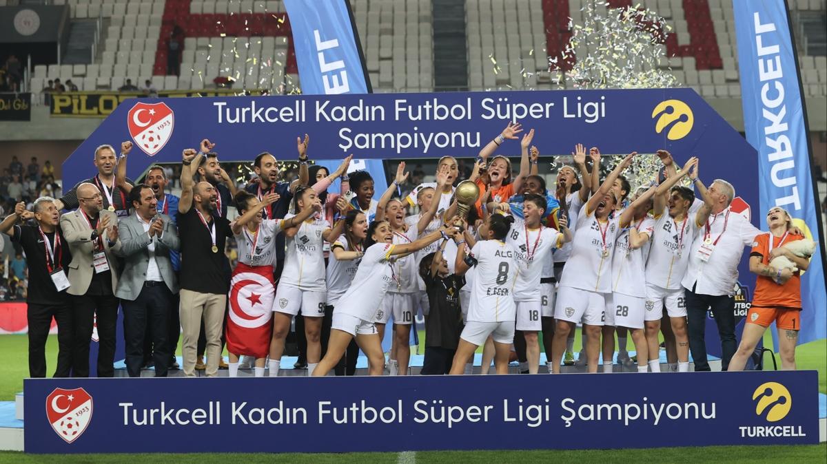 Kadn Futbol Sper Ligi ve 2. Lig'de 2021-2022 sezonu tescil edildi