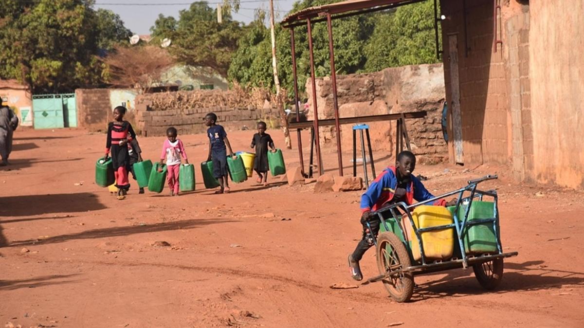 Mali, ambargonun kaldrlmasyla tm borlarn kapatt