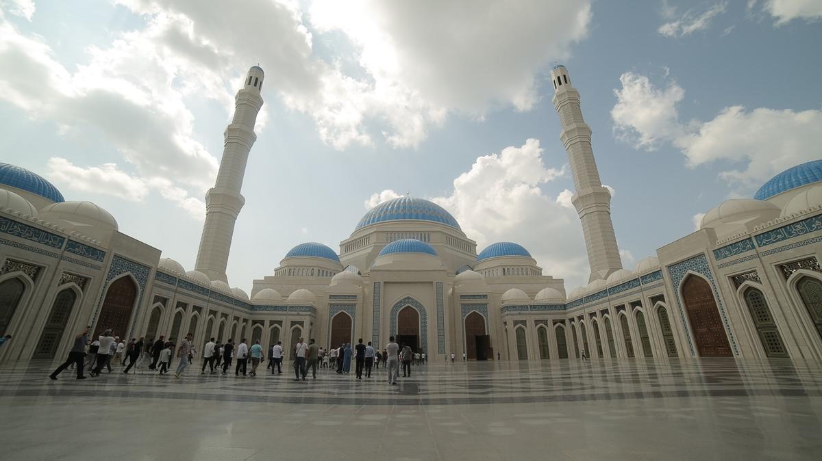 Orta Asya'nn en byk camisi Kazakistan'da ald