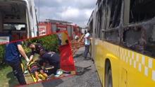 Arnavutköy'de seyir halindeki kamyonda yüklü demir direkler İETT otobüsüne çarptı