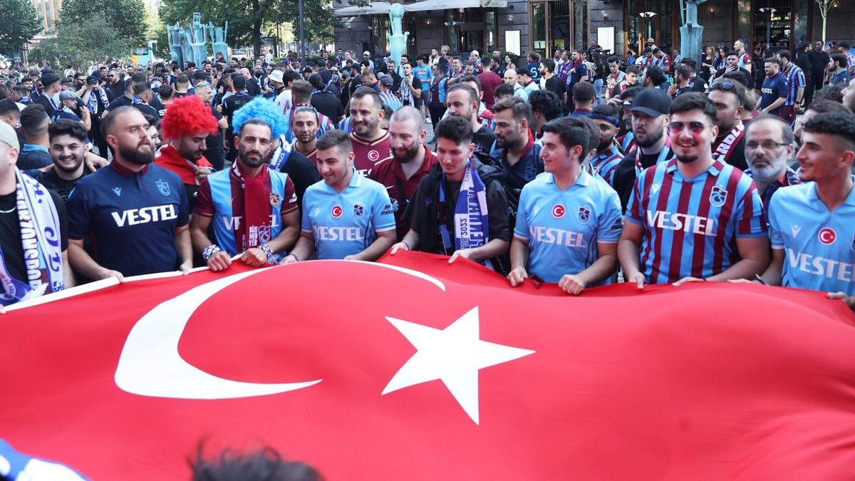 Avrupa'daki Trkler Trabzonspor-Kopenhag mana akn etti