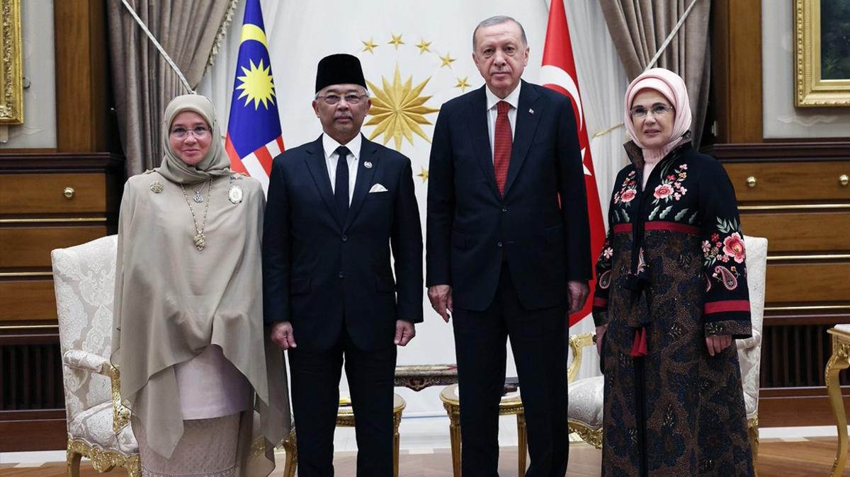 Bakan Erdoan, Malezya Kral ile aile fotoraf ektirdi