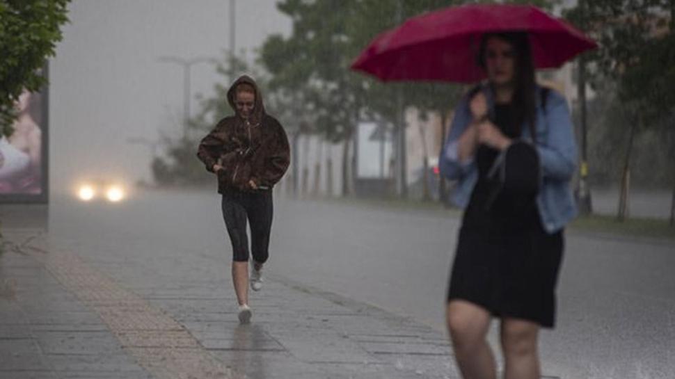 Meteoroloji saat verdi... İstanbullular dikkat: Kuvvetli sağanak geliyor