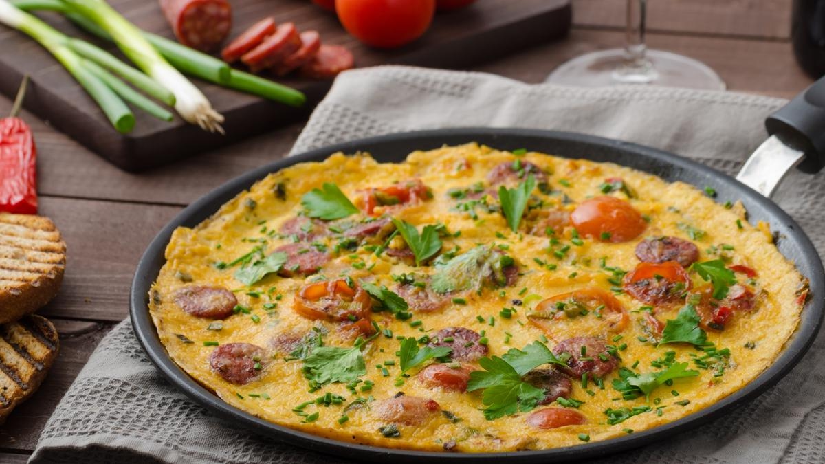 Kahvaltlk omlet tarifi! Kaar peyniri rendeleyip karma ekleyin