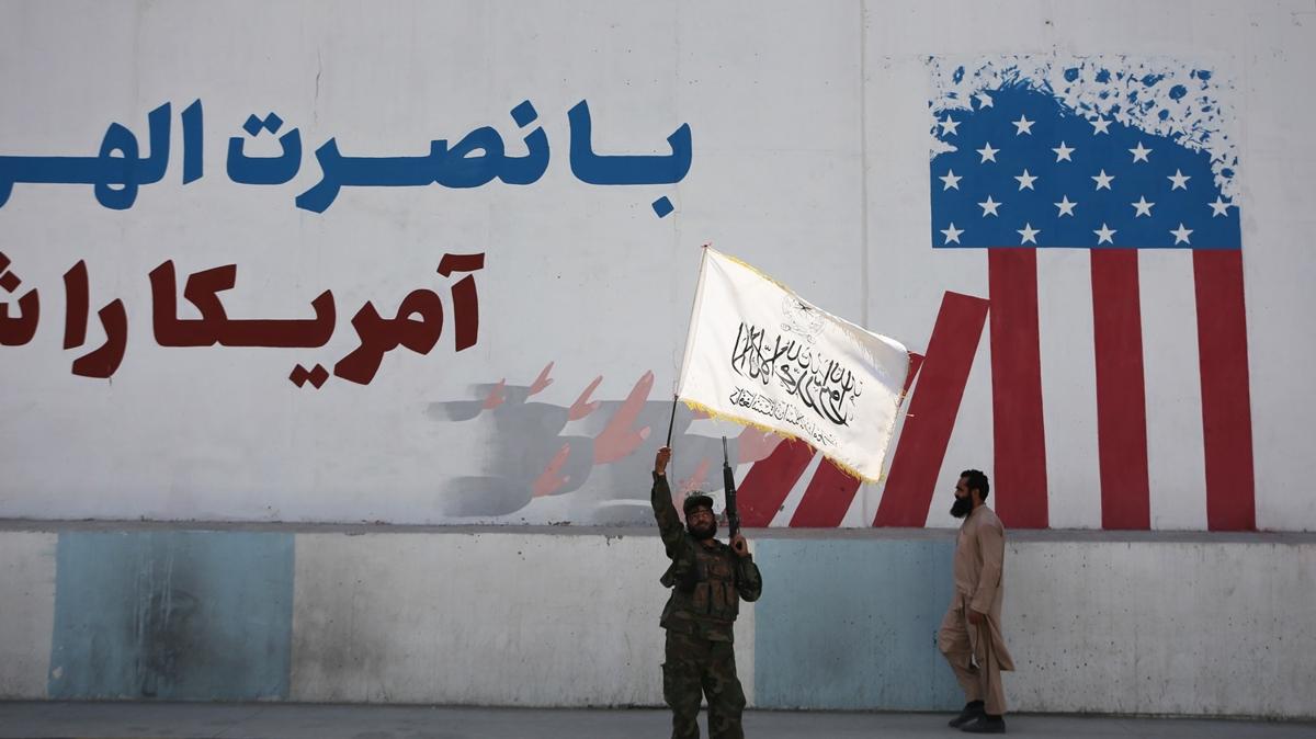 Afganistan'da Taliban, ABD'nin lkeden ekilmesinin yl dnmn kutluyor