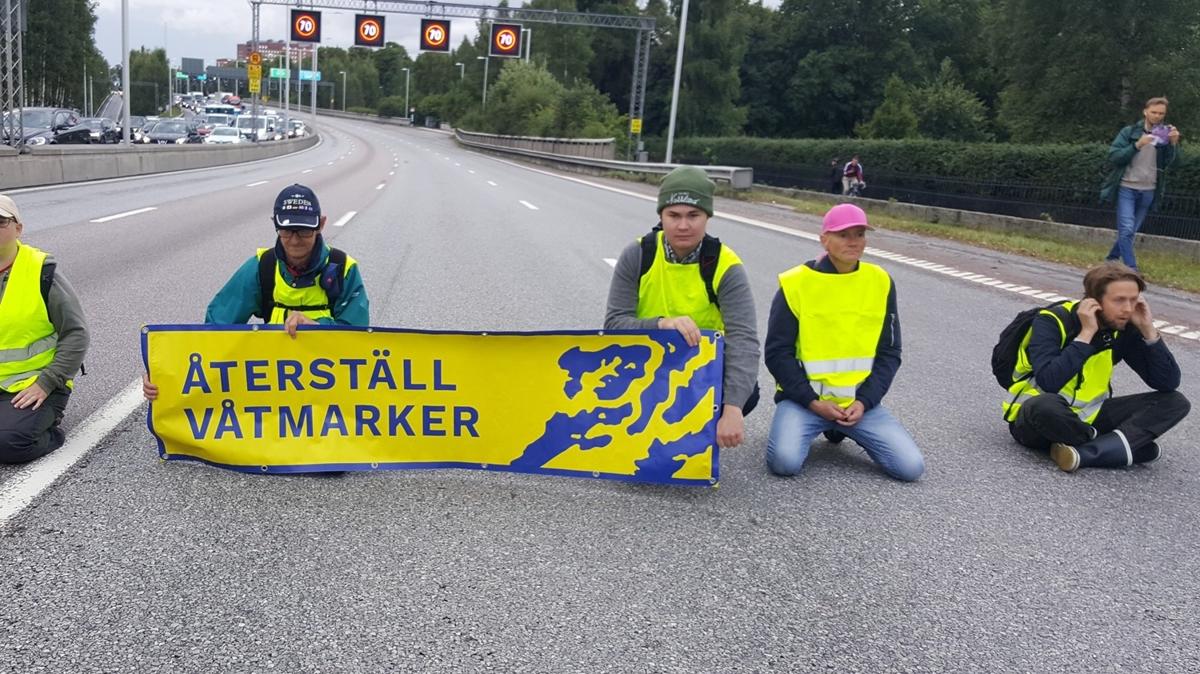 sve'te ambulansn da olduu yolda trafii kesen aktivistler hakknda soruturma