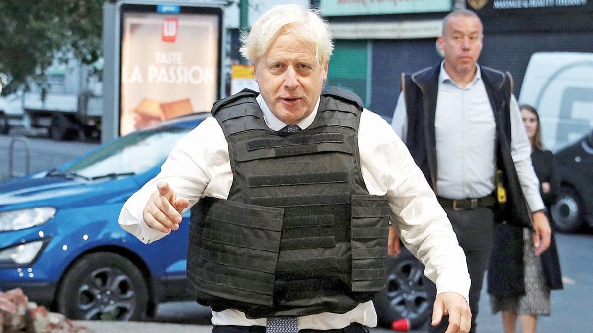 Babakan polisle kapya dayand! Boris'ten zehir baskn