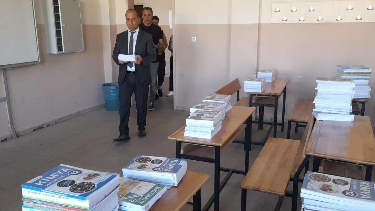 Diyarbakr'da cretsiz ders kitab ve yardmc kaynaklar rencilerin masasnda