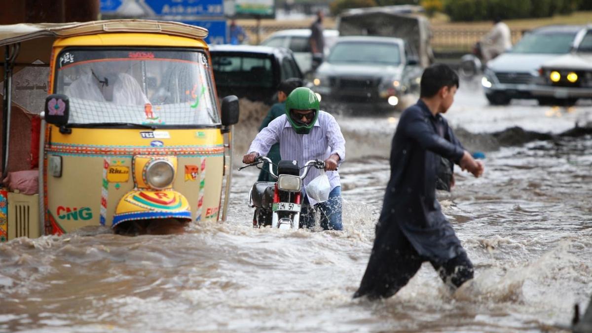 Pakistan'da halk sel nedeniyle evlerinden ayrlyor