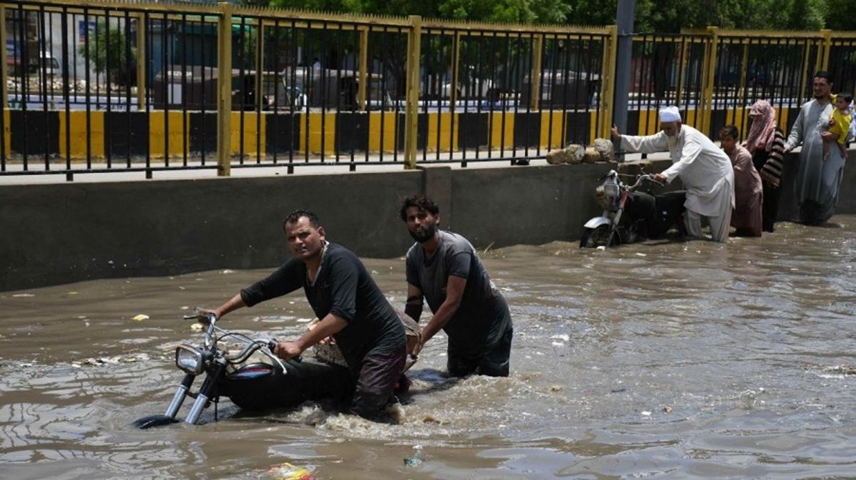 Pakistan'da sel felaketi! Can kayb artyor