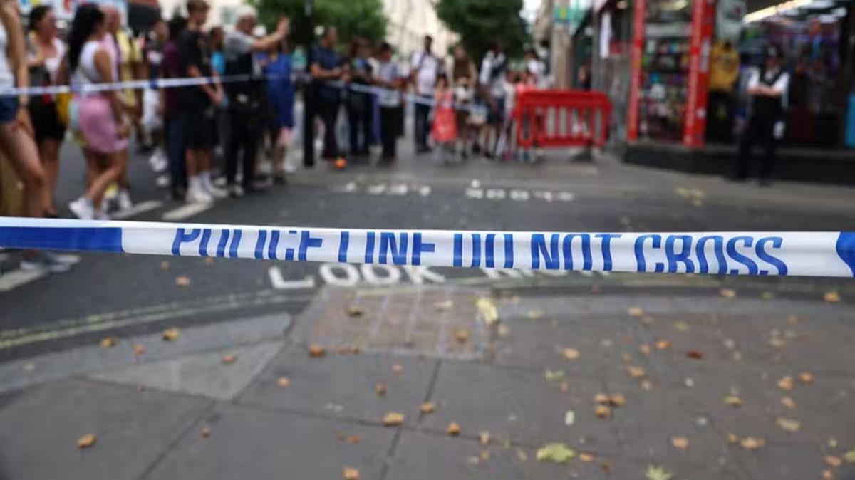 Londra'da bir kii iki polis memuruna bakla saldrd