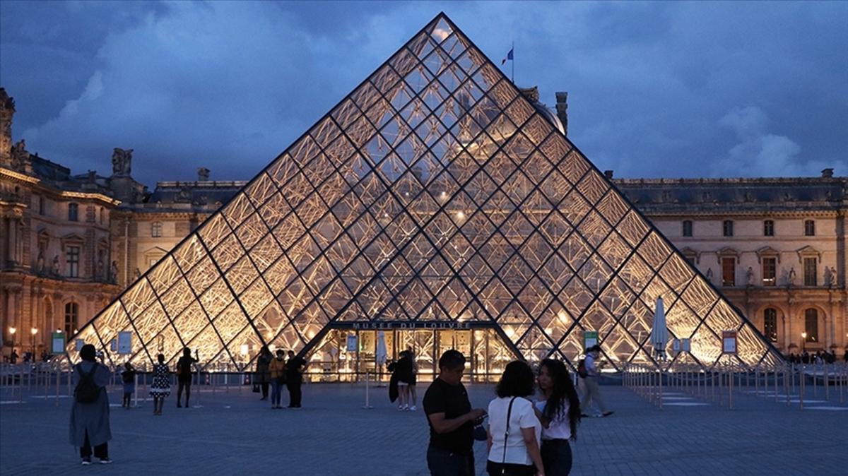 Fransa'da enerji tasarrufu: Louvre Mzesi piramidi erken karartld