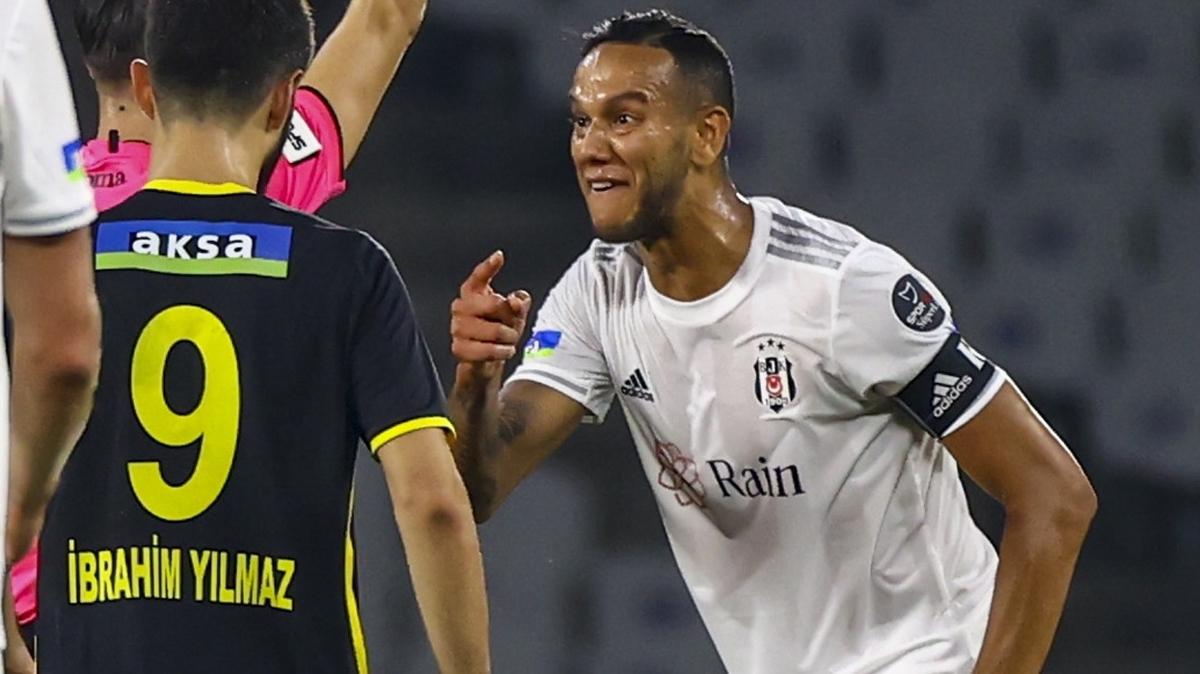 Josef de Souza'ya bombardman! Sahada yryecek hali yoktu