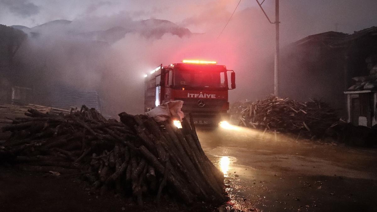 Bursa'da odun ve kmr depolama tesisinde kan yangn sndrld