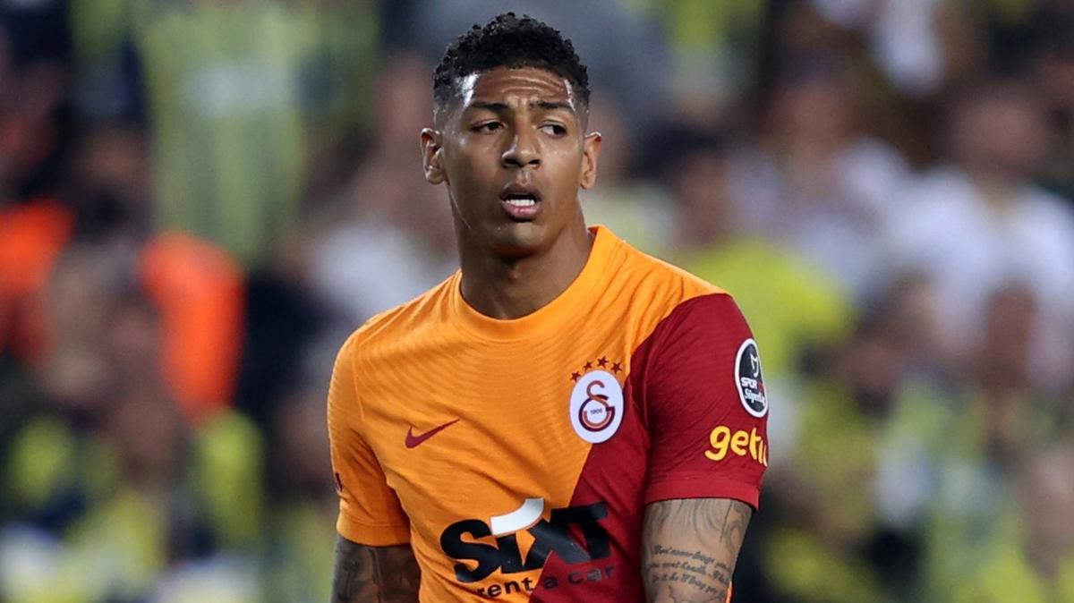 Leo Dubois Patrick van Aanholt'un biletini kesti