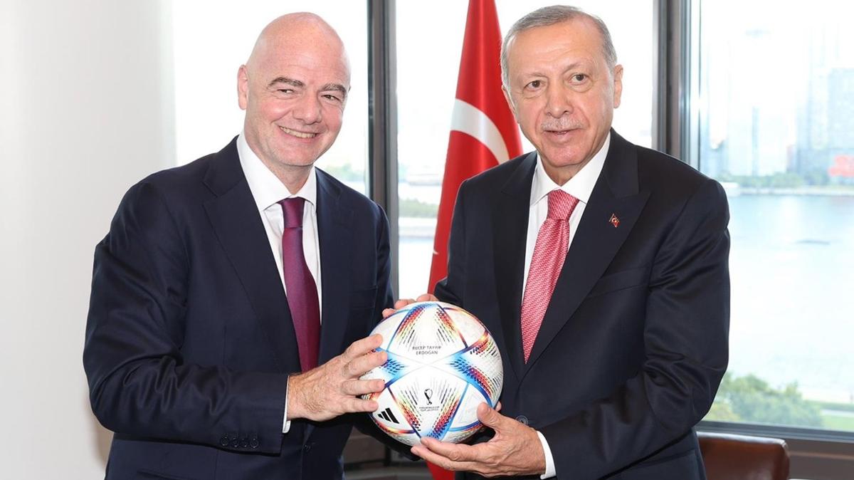 Bakan Erdoan ile Infantino arasnda gldren diyalog: Sen oynarsan ben de oynarm