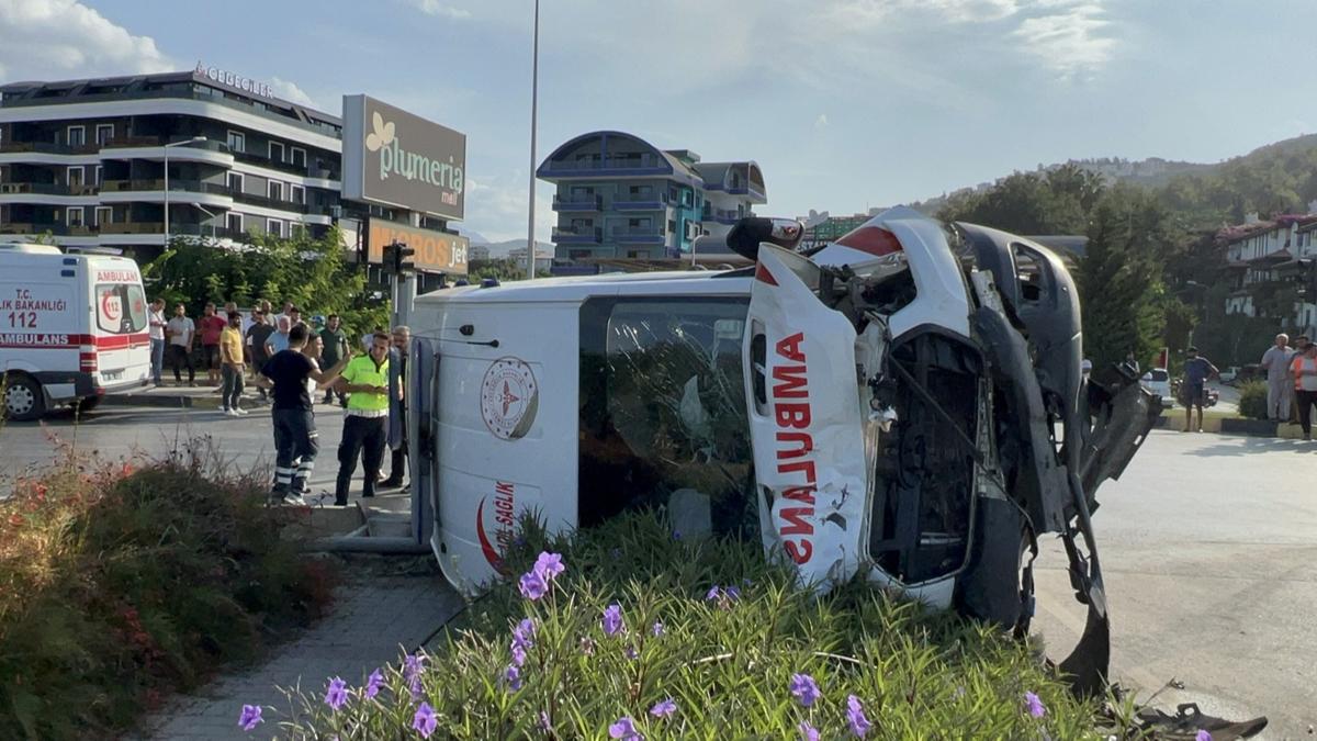Antalya'da ambulansla kamyonet arpt: 8 yaral