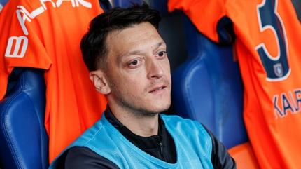 Mesut �zil'den Ba�ak�ehir'i y�kan haber! Sezonun ilk yar�s�n� kapatt�