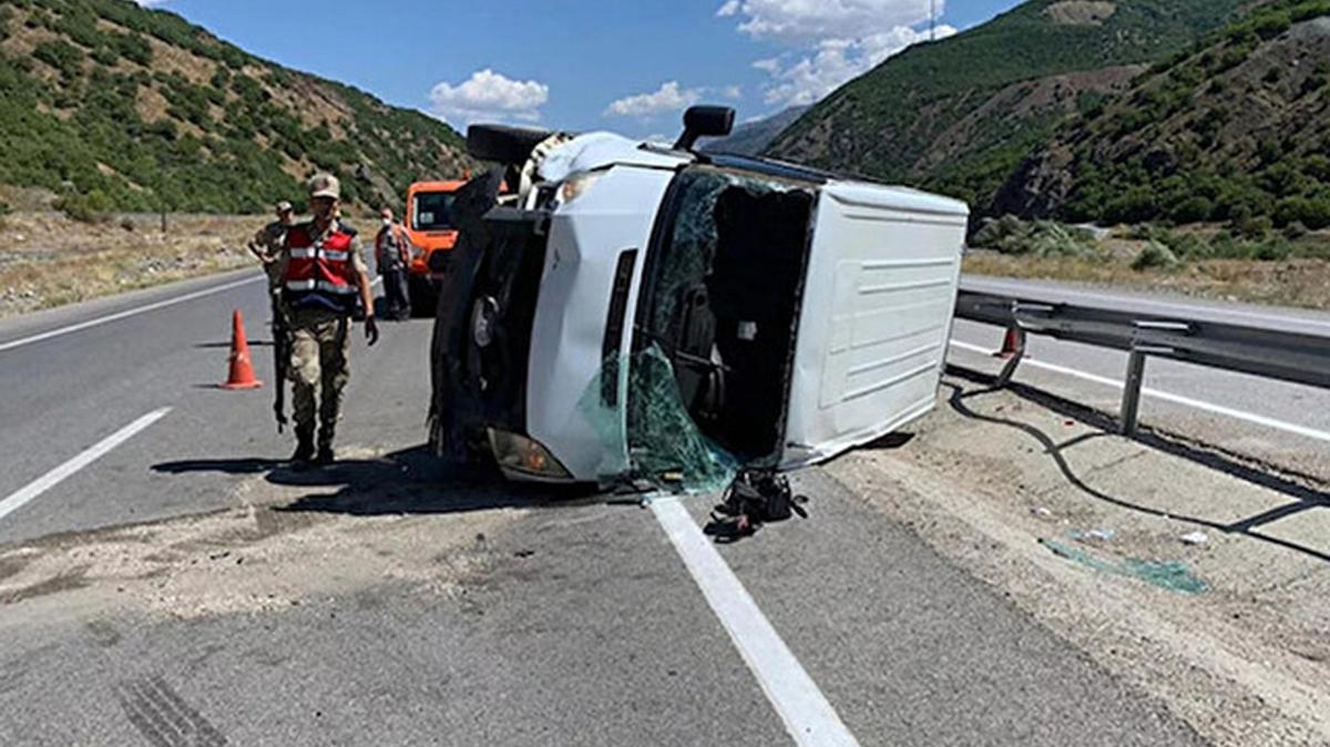 Erzincan'da cenazeye gidenleri tayan midibs devrildi: 21 yaral