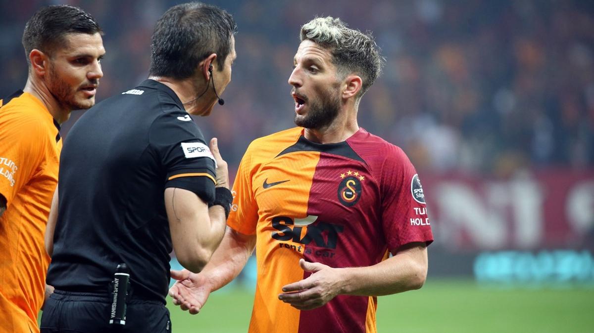 Dries Mertens soyunma odasn birbirine katt! Azna geleni syledi