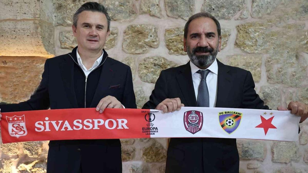 Sivasspor+ve+Cluj%E2%80%99dan+dostluk+mesaj%C4%B1%21;+Ba%C5%9Fkanlar+Mecnun+Otyakmaz+ve+Cristian+Balaj+ortak+a%C3%A7%C4%B1klama+yapt%C4%B1