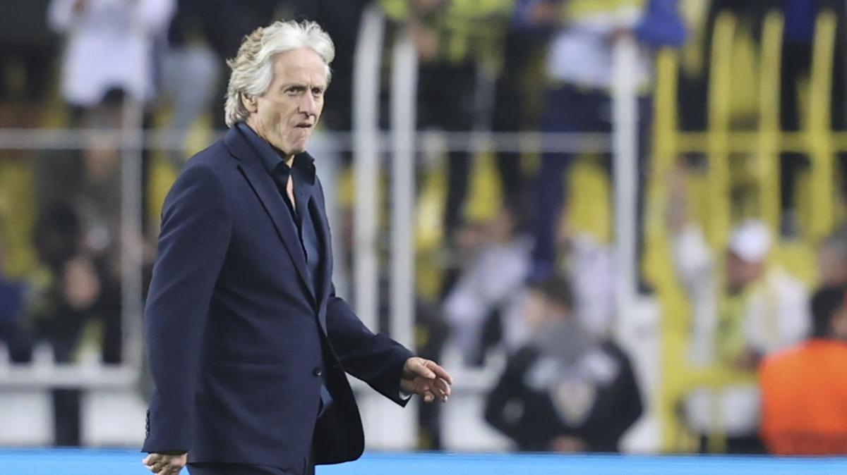 Jorge Jesus'tan sihirli dokunu! Portekizli geri dnn fitilini soyunma odasnda ateledi