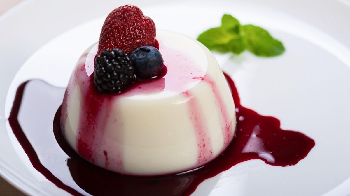 talyan tatls parmak srtyor! Panna cotta nasl yaplr"