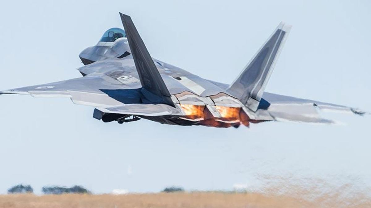 F-22 Raptorlar yola kyor... Resmen akland! 