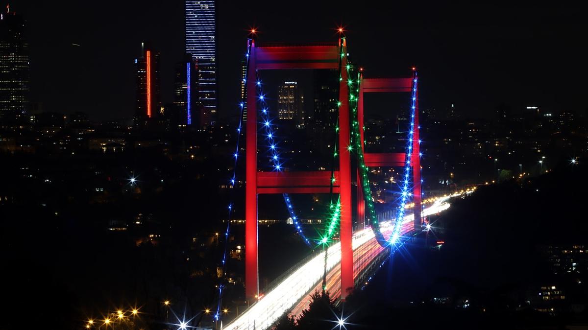 stanbul'un kprleri Azerbaycan bayrann renklerine brnd