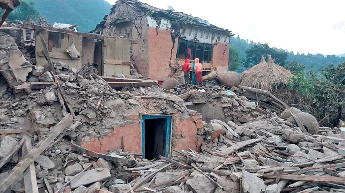 Nepal'de 5,6 byklnde deprem! 6 kii hayatn kaybetti