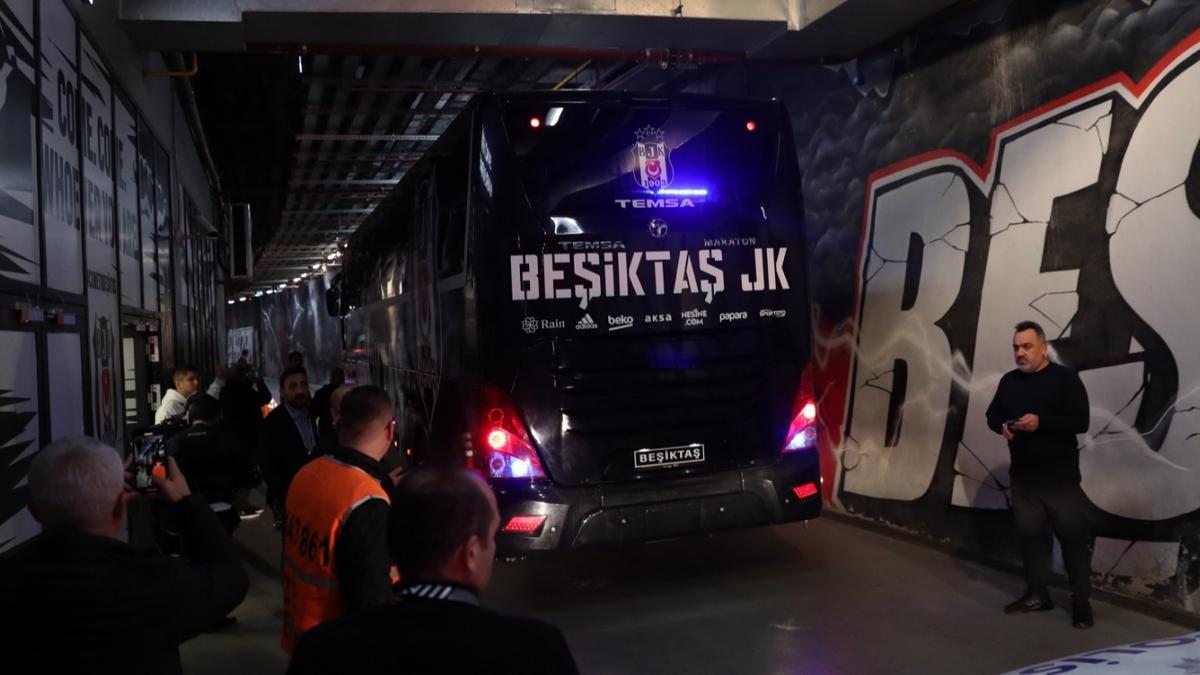 Beikta kafilesi, Antalyaspor ma iin geldikleri stattan otobsten inmeden ayrld