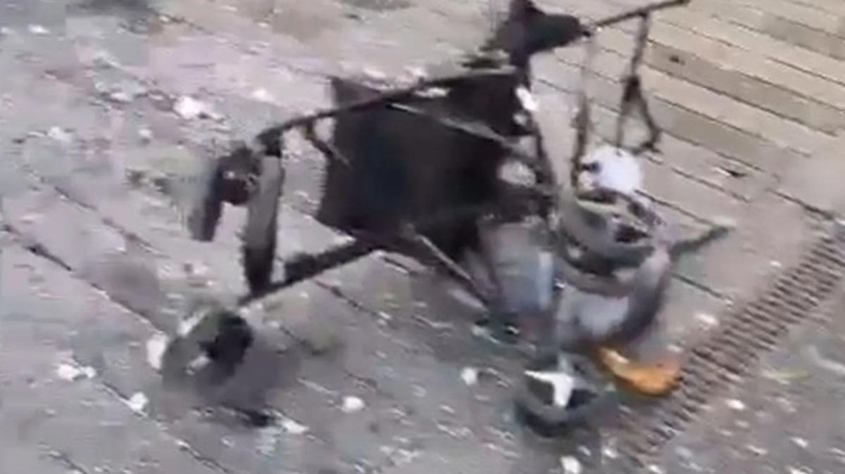 Taksim'deki patlamada bebek arabas grnts herkesi hzne bomutu... O bebek arabasnn sahibi konutu