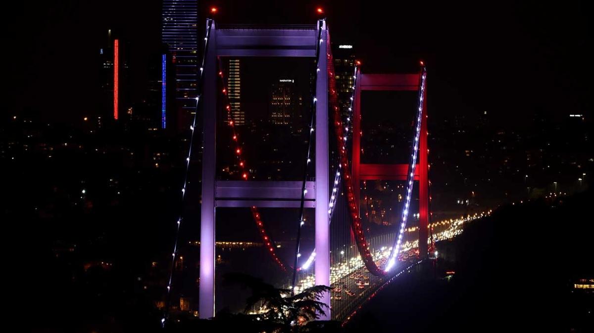 stanbul'da kprler KKTC bayra renkleriyle aydnlatld