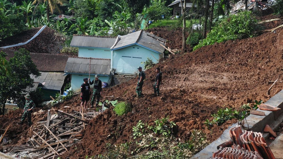 Endonezya'da depremin bilanosu arlayor: Hayatn kaybedenlerin says 252'ye ykseldi