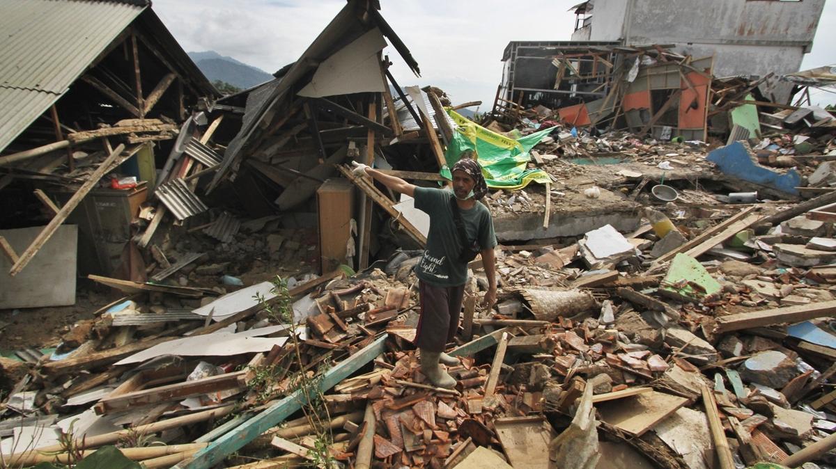 Endonezya'daki depremde l says artyor!