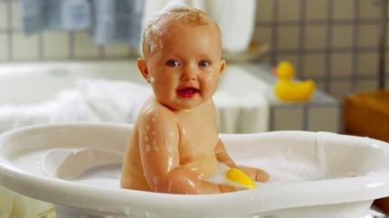 Bebekler iin en ifals! Souk havalarda banyo nasl yaptrmal?