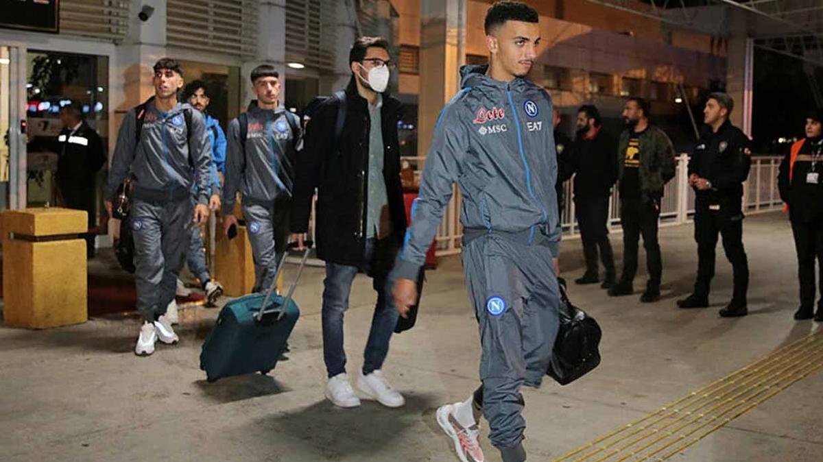 Napoli kafilesi Antalya'ya geldi