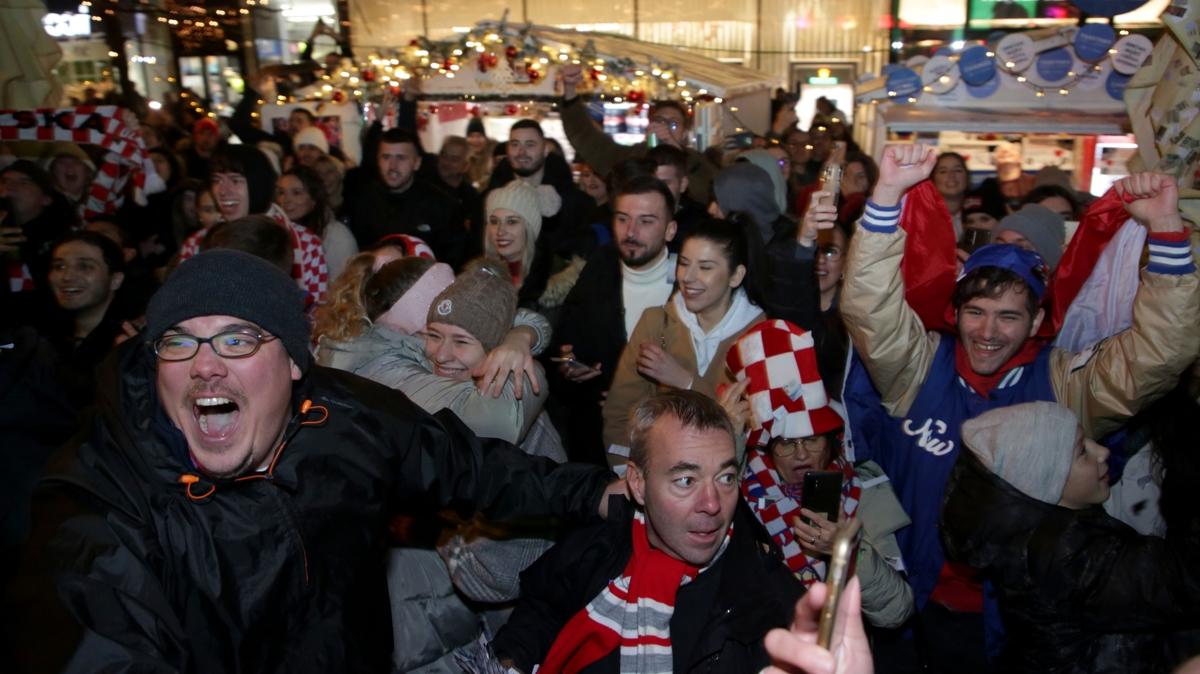 Hrvatistan'da Dnya Kupas cokusu yaanyor! Hrvatlar eyrek final baarsn cokuyla kutlad