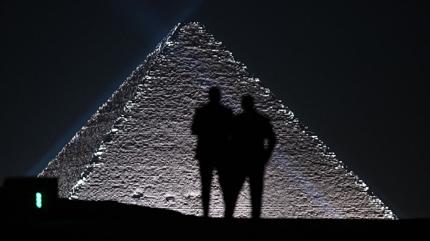 Msr Piramitleri arasnda grkemli gsteri! Fransz markasndan erkek modas deifresi
