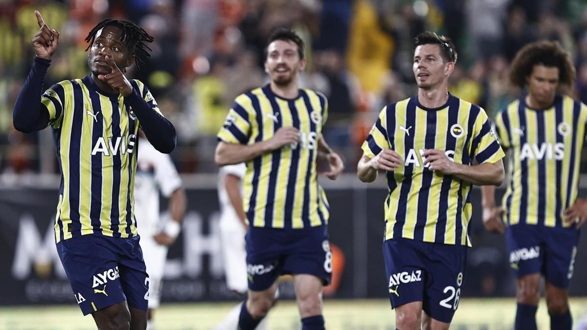 Fenerbahe Dnya Kupas arasna 4'te 4'le kapad! Sar Kanarya formunu srdrd